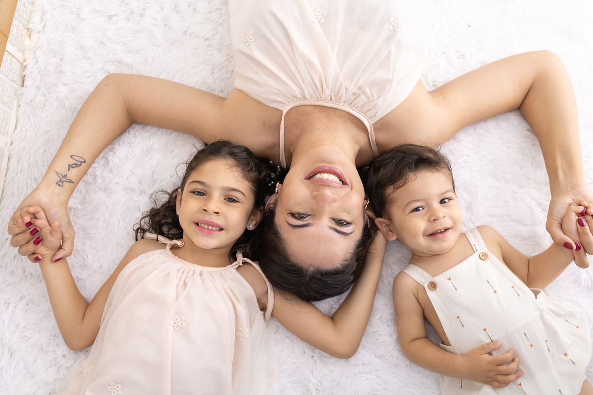 Ensaio de Dia das Mães em estúdio. Fotógrafo em Londrina especializado em ensaios de família, bebês e crianças. Momento registrado pela fotógrafa Giscellayne.