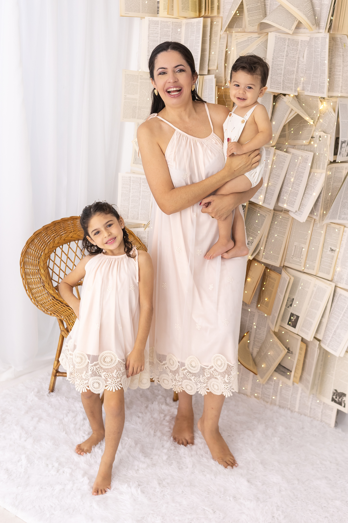 Ensaio de Dia das Mães em estúdio. Fotógrafo em Londrina especializado em ensaios de família, bebês e crianças. Momento registrado pela fotógrafa Giscellayne.