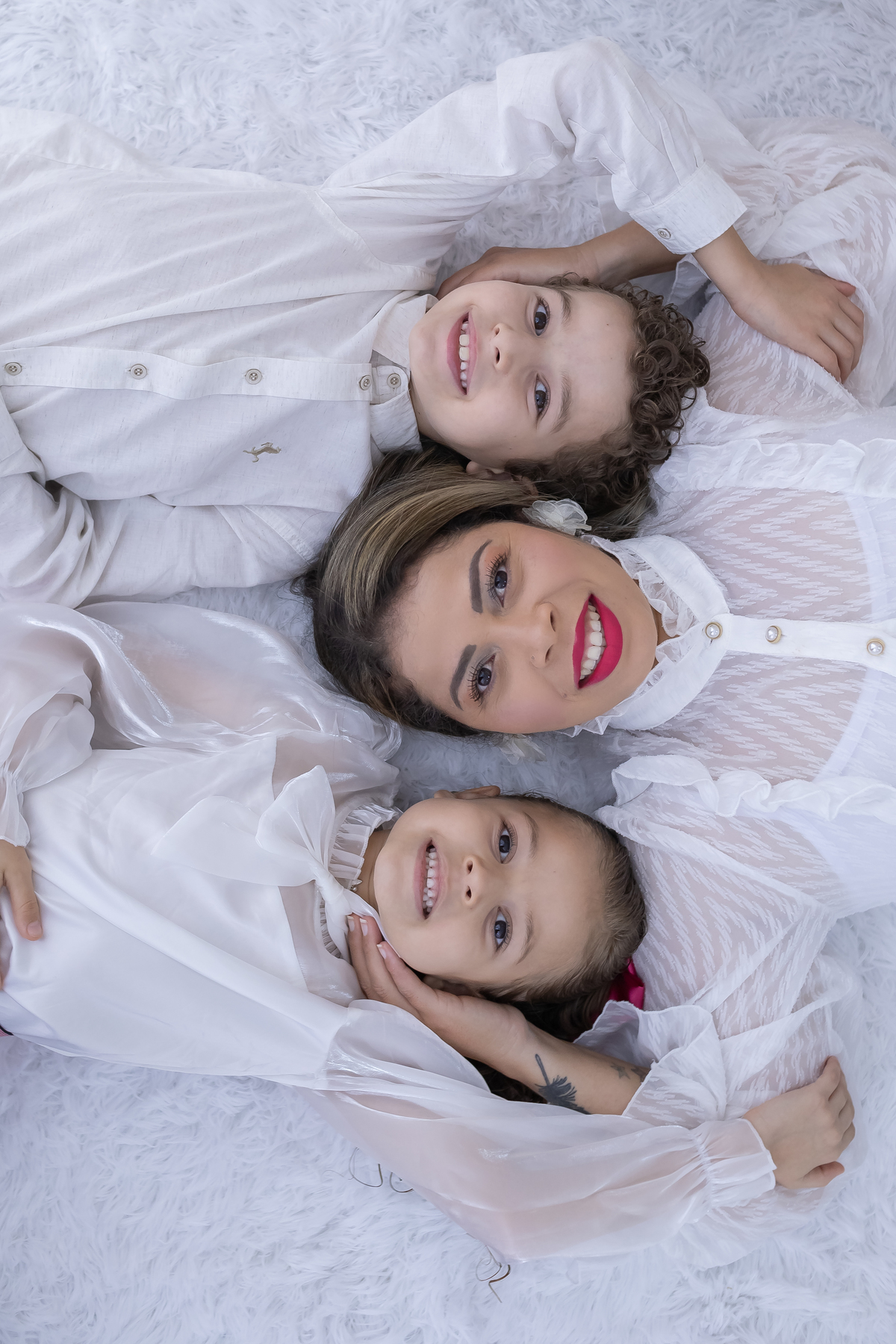 Ensaio de Dia das Mães em estúdio. Fotógrafo em Londrina especializado em ensaios de família, bebês e crianças. Momento registrado pela fotógrafa Giscellayne.