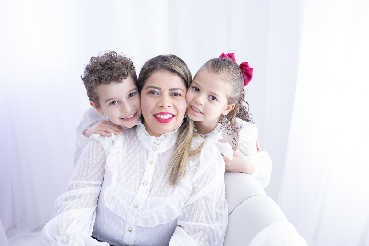 Ensaio de Dia das Mães em estúdio. Fotógrafo em Londrina especializado em ensaios de família, bebês e crianças. Momento registrado pela fotógrafa Giscellayne.