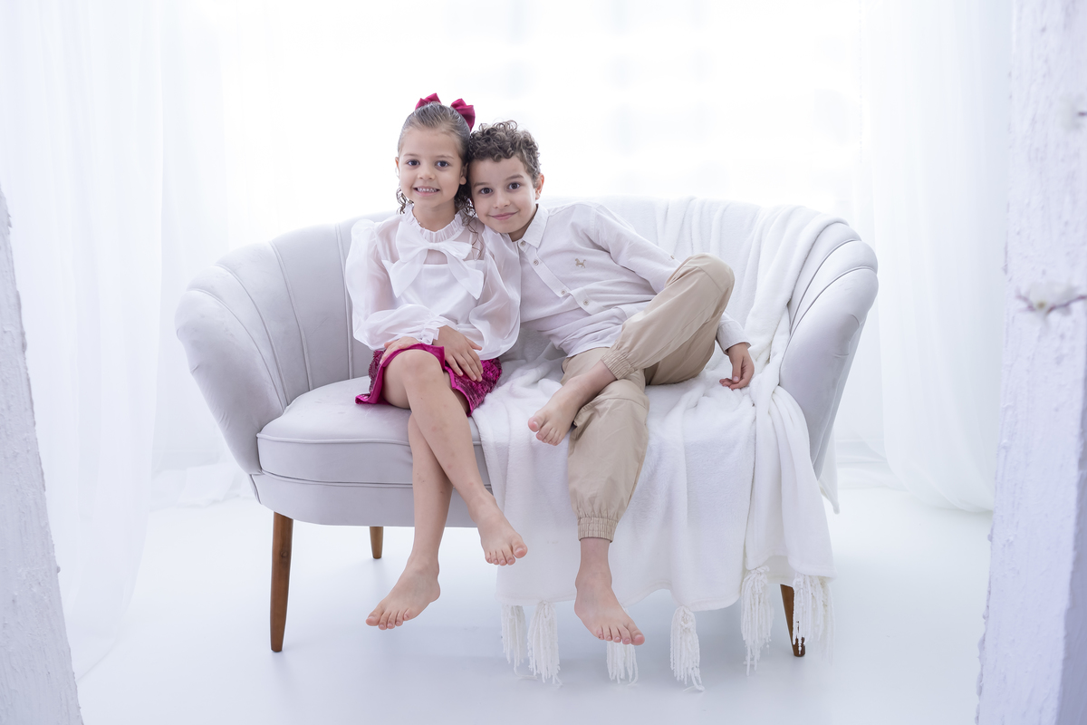 Ensaio de Dia das Mães em estúdio. Fotógrafo em Londrina especializado em ensaios de família, bebês e crianças. Momento registrado pela fotógrafa Giscellayne.