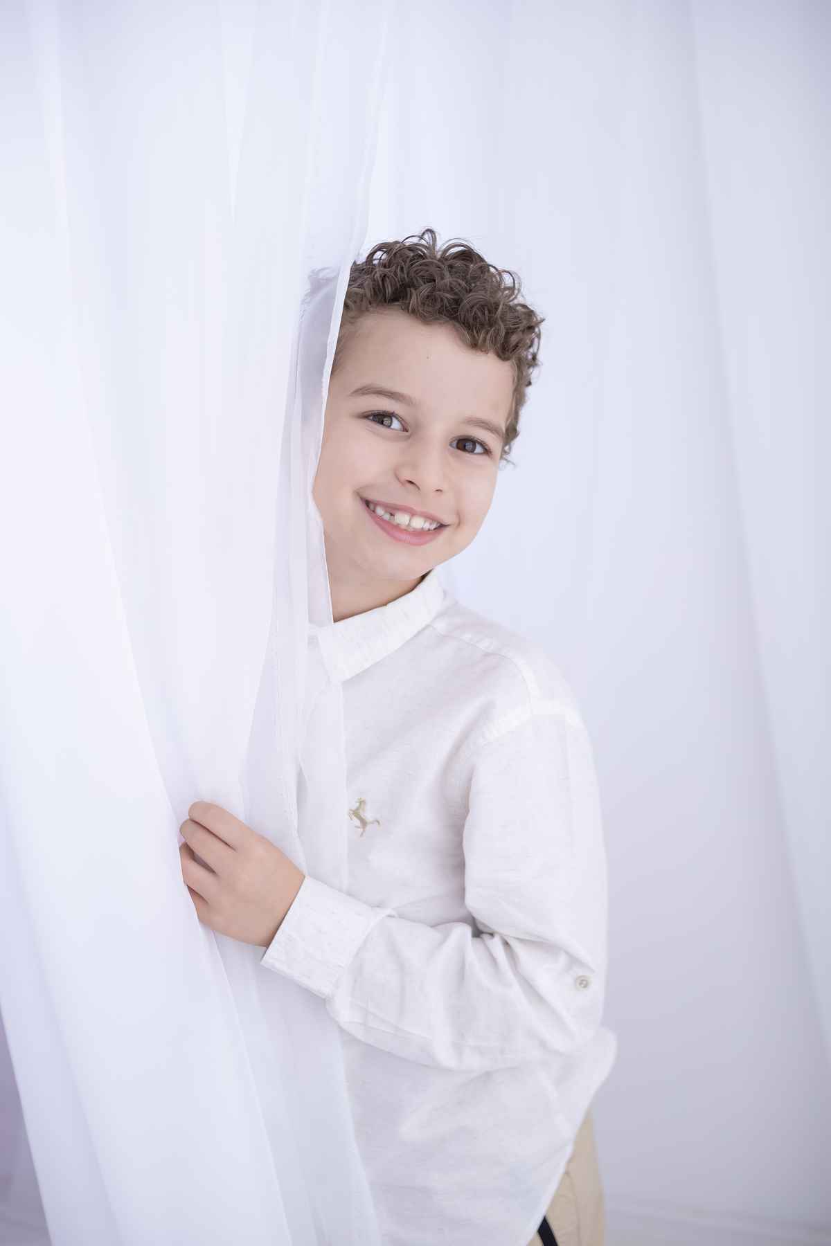 Ensaio de Dia das Mães em estúdio. Fotógrafo em Londrina especializado em ensaios de família, bebês e crianças. Momento registrado pela fotógrafa Giscellayne.