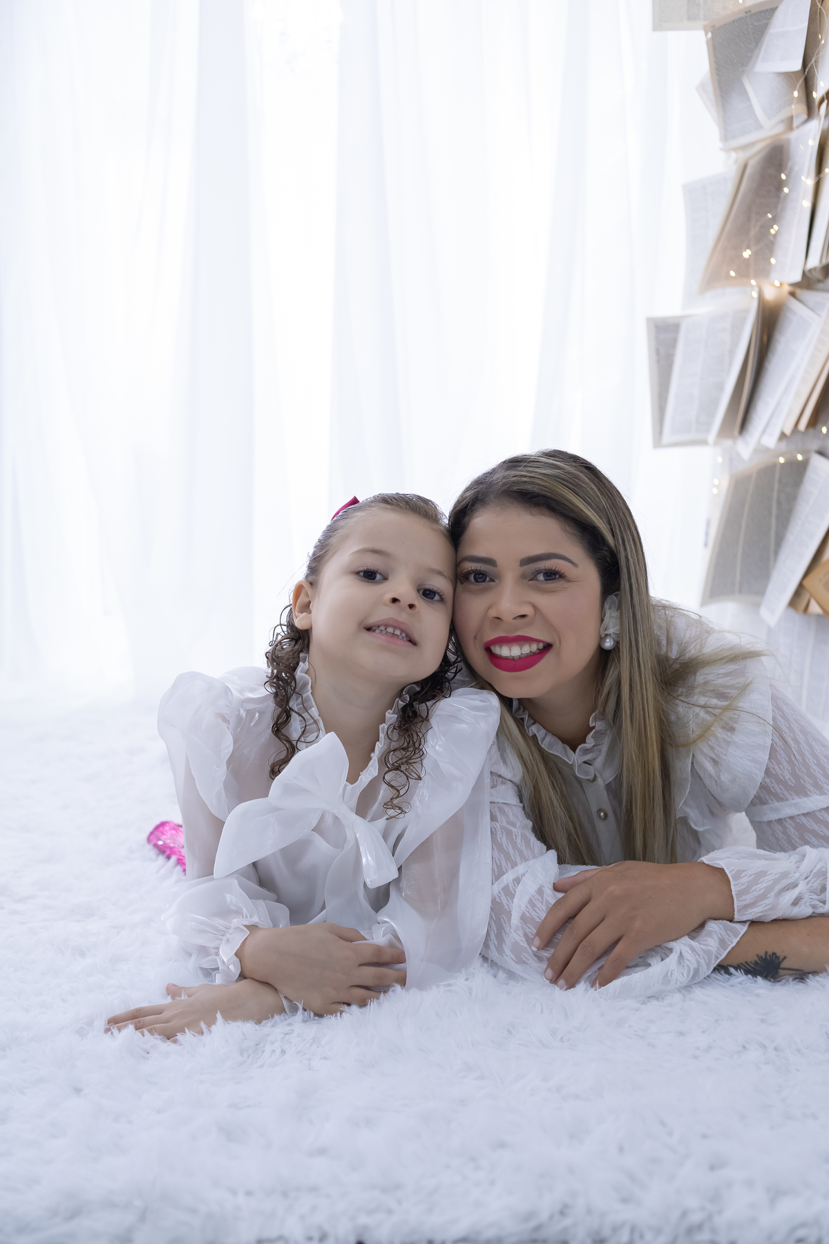 Ensaio de Dia das Mães em estúdio. Fotógrafo em Londrina especializado em ensaios de família, bebês e crianças. Momento registrado pela fotógrafa Giscellayne.