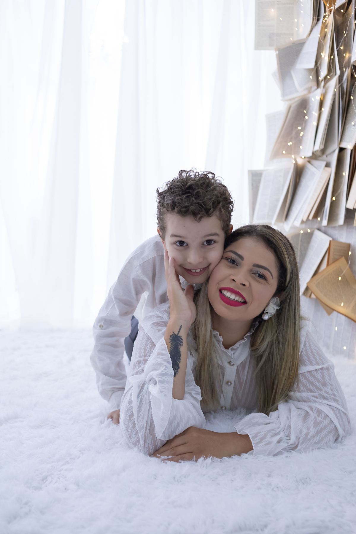 Ensaio de Dia das Mães em estúdio. Fotógrafo em Londrina especializado em ensaios de família, bebês e crianças. Momento registrado pela fotógrafa Giscellayne.