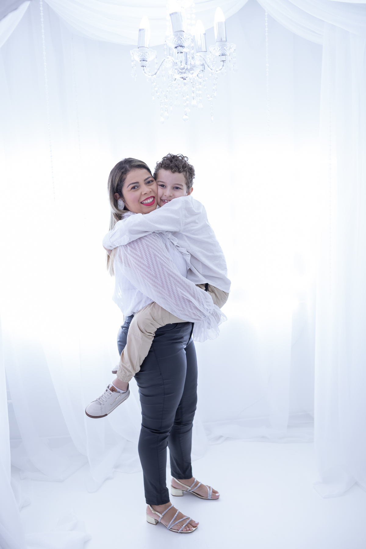 Ensaio de Dia das Mães em estúdio. Fotógrafo em Londrina especializado em ensaios de família, bebês e crianças. Momento registrado pela fotógrafa Giscellayne.