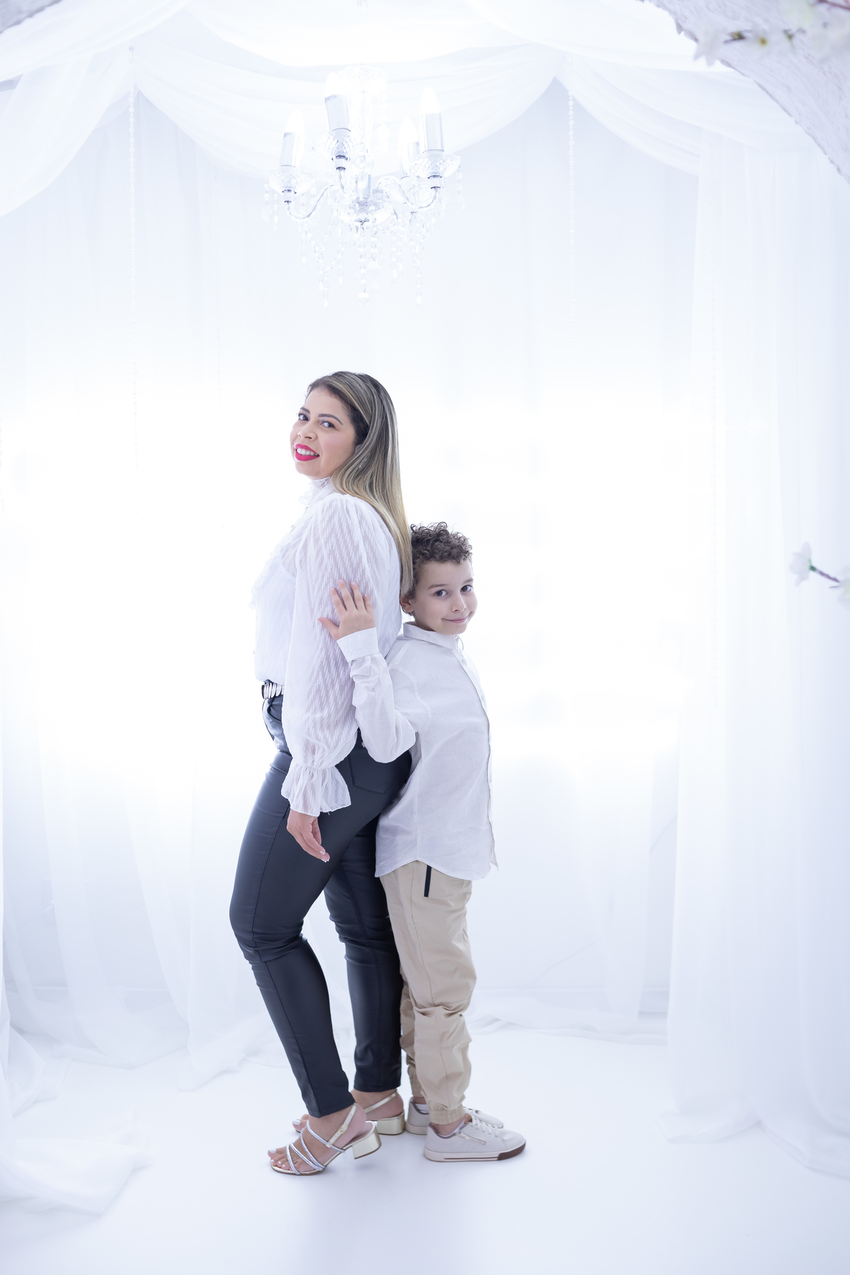 Ensaio de Dia das Mães em estúdio. Fotógrafo em Londrina especializado em ensaios de família, bebês e crianças. Momento registrado pela fotógrafa Giscellayne.