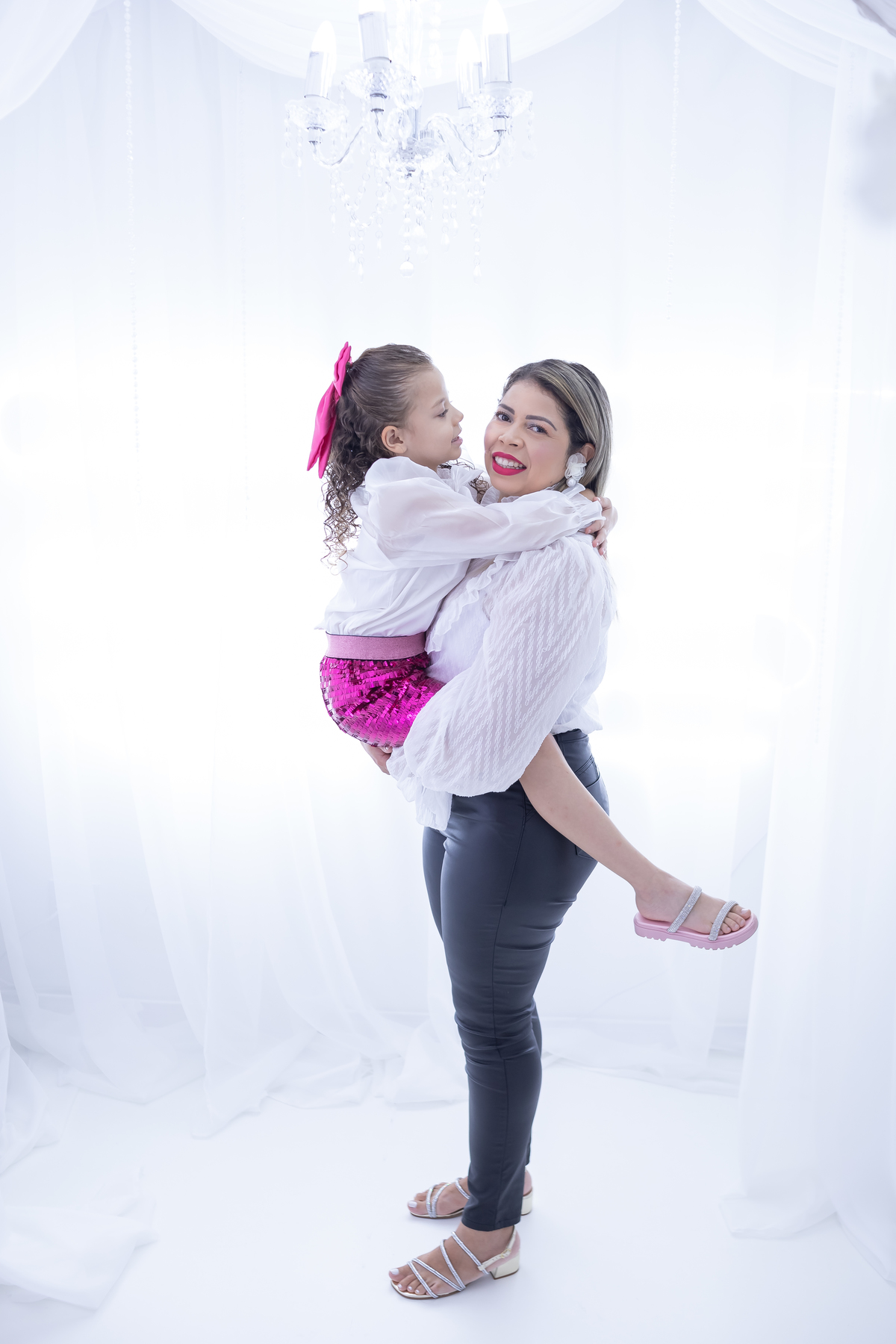 Ensaio de Dia das Mães em estúdio. Fotógrafo em Londrina especializado em ensaios de família, bebês e crianças. Momento registrado pela fotógrafa Giscellayne.