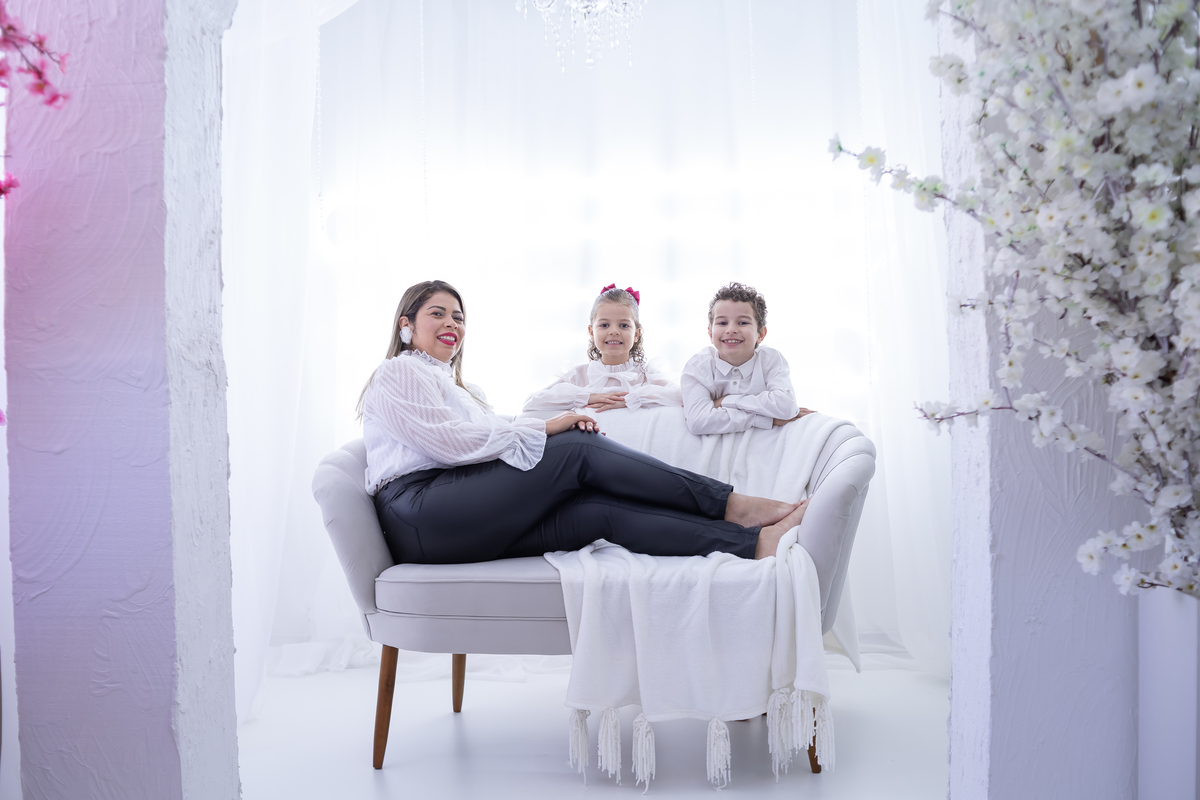 Ensaio de Dia das Mães em estúdio. Fotógrafo em Londrina especializado em ensaios de família, bebês e crianças. Momento registrado pela fotógrafa Giscellayne.