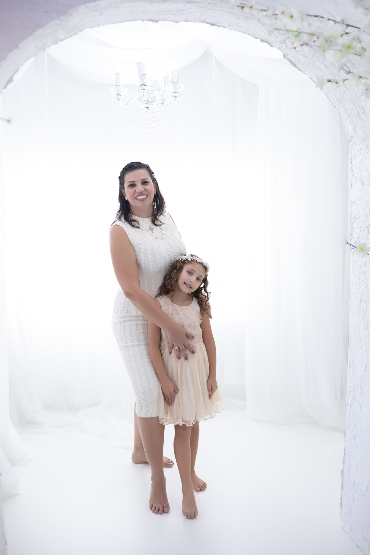 Ensaio de Dia das Mães em estúdio. Fotógrafo em Londrina especializado em ensaios de família, bebês e crianças. Momento registrado pela fotógrafa Giscellayne.
