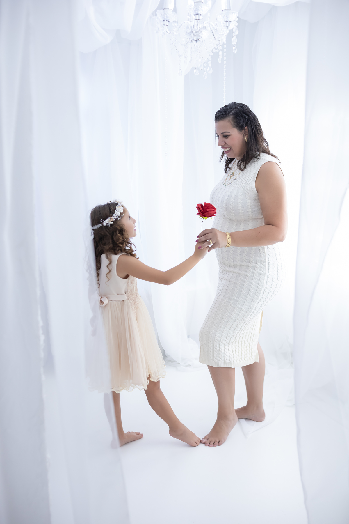 Ensaio de Dia das Mães em estúdio. Fotógrafo em Londrina especializado em ensaios de família, bebês e crianças. Momento registrado pela fotógrafa Giscellayne.