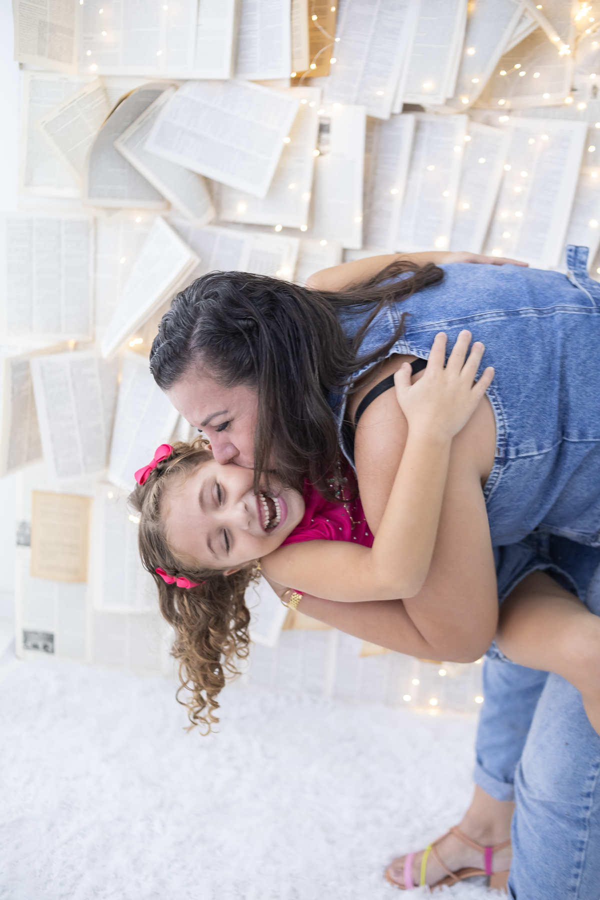 Ensaio de Dia das Mães em estúdio. Fotógrafo em Londrina especializado em ensaios de família, bebês e crianças. Momento registrado pela fotógrafa Giscellayne.