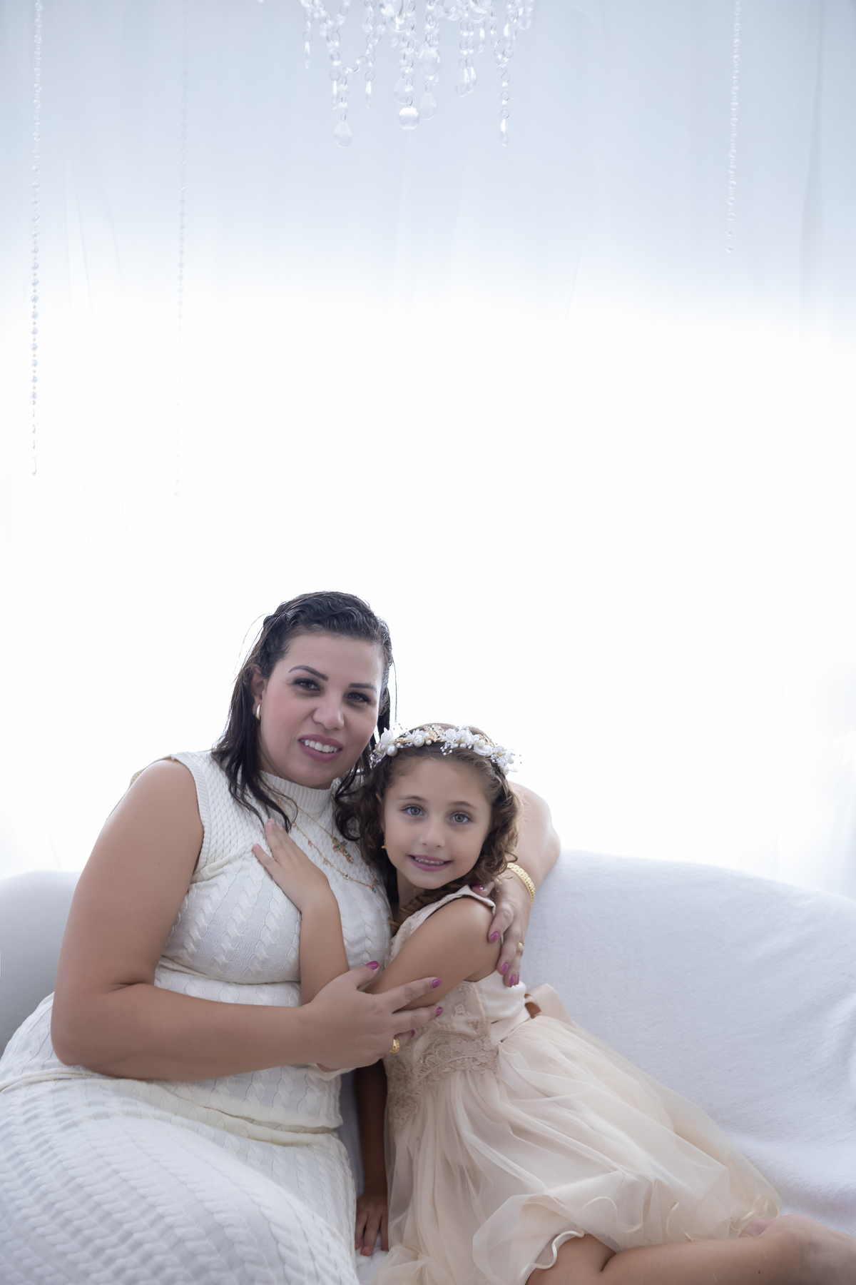 Ensaio de Dia das Mães em estúdio. Fotógrafo em Londrina especializado em ensaios de família, bebês e crianças. Momento registrado pela fotógrafa Giscellayne.