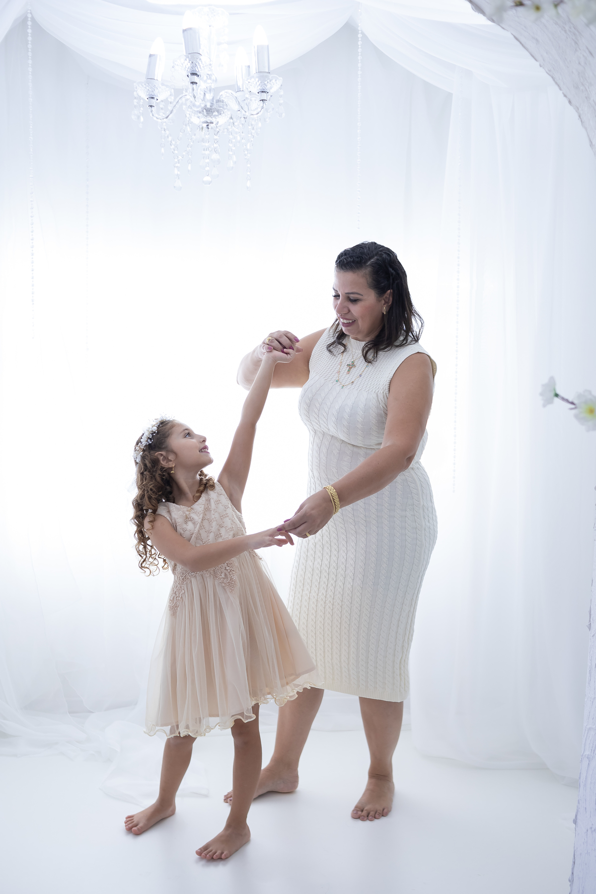 Ensaio de Dia das Mães em estúdio. Fotógrafo em Londrina especializado em ensaios de família, bebês e crianças. Momento registrado pela fotógrafa Giscellayne.