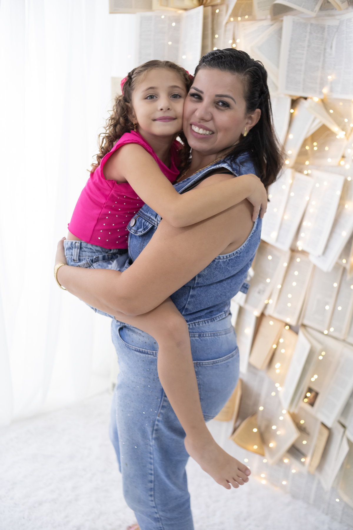 Ensaio de Dia das Mães em estúdio. Fotógrafo em Londrina especializado em ensaios de família, bebês e crianças. Momento registrado pela fotógrafa Giscellayne.