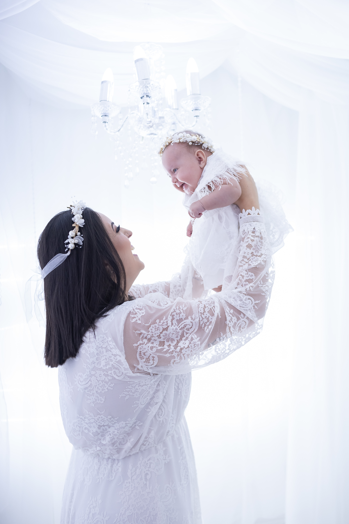 Ensaio de Dia das Mães em estúdio. Fotógrafo em Londrina especializado em ensaios de família, bebês e crianças. Momento registrado pela fotógrafa Giscellayne.