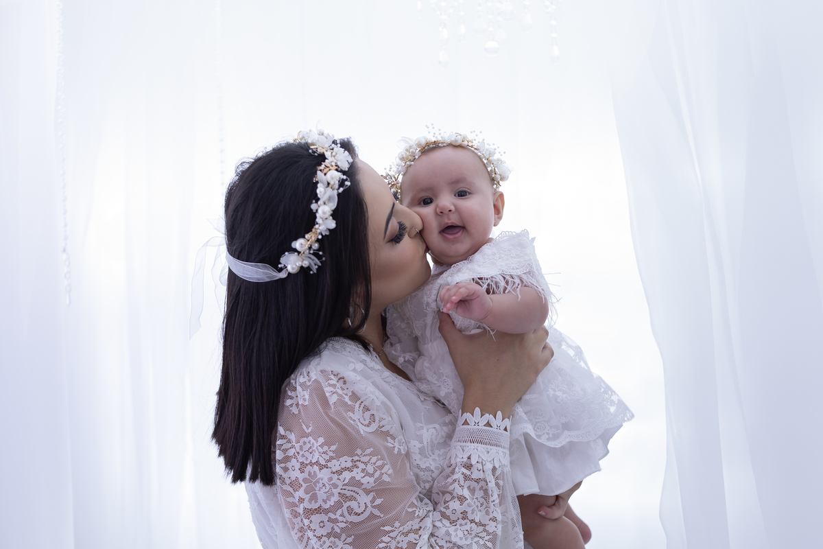 Ensaio de Dia das Mães em estúdio. Fotógrafo em Londrina especializado em ensaios de família, bebês e crianças. Momento registrado pela fotógrafa Giscellayne.