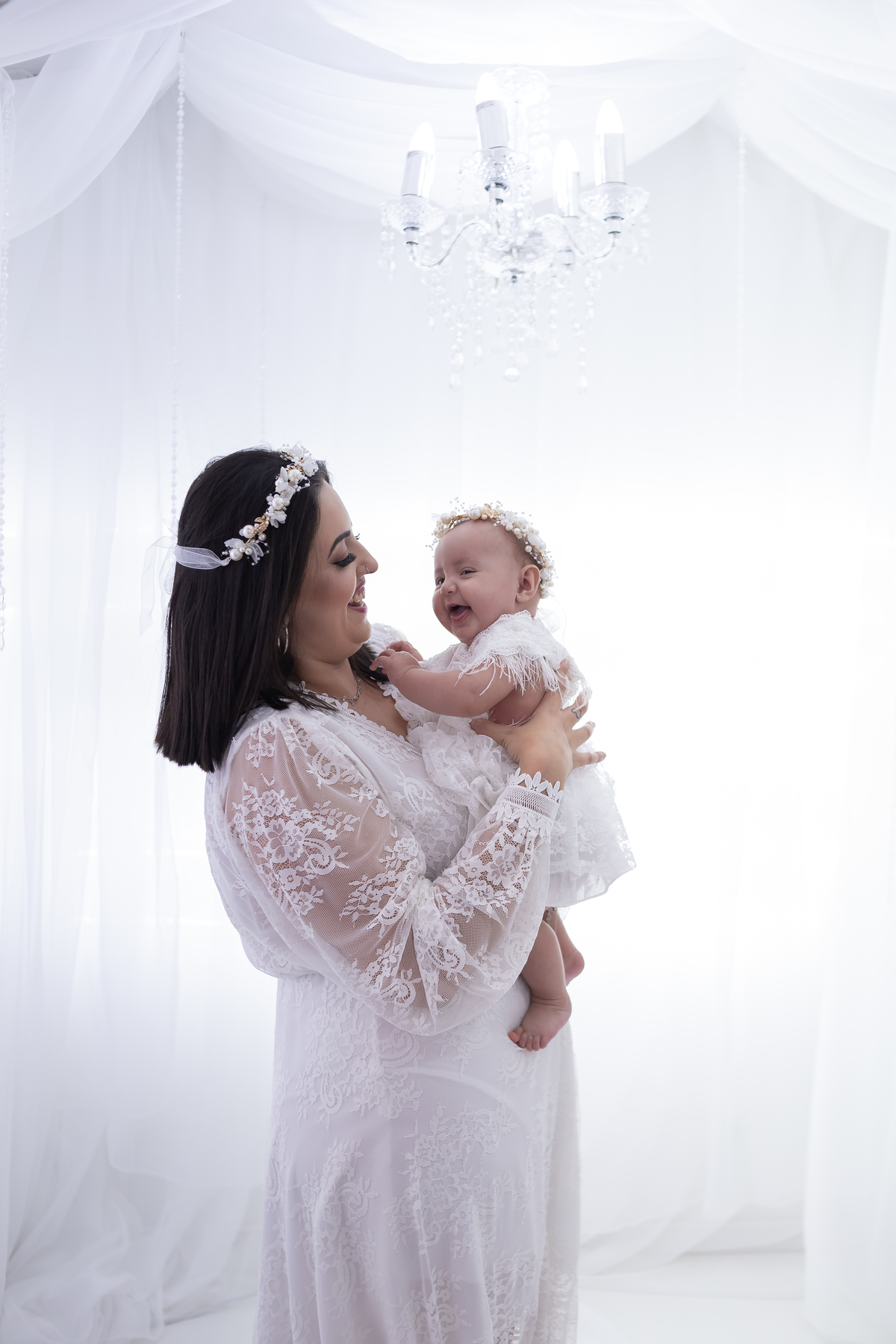 Ensaio de Dia das Mães em estúdio. Fotógrafo em Londrina especializado em ensaios de família, bebês e crianças. Momento registrado pela fotógrafa Giscellayne.