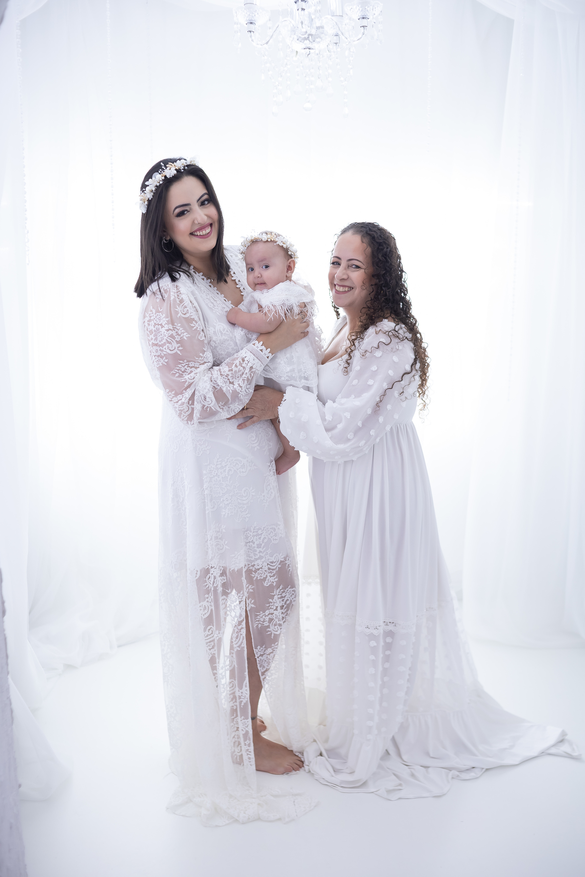 Ensaio de Dia das Mães em estúdio. Fotógrafo em Londrina especializado em ensaios de família, bebês e crianças. Momento registrado pela fotógrafa Giscellayne.