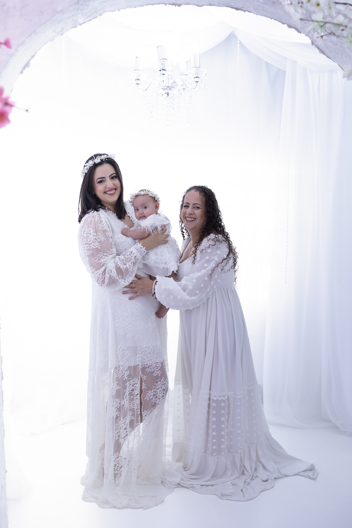 Ensaio de Dia das Mães em estúdio. Fotógrafo em Londrina especializado em ensaios de família, bebês e crianças. Momento registrado pela fotógrafa Giscellayne.