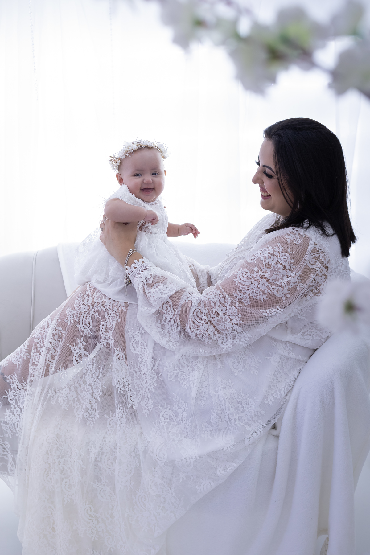 Ensaio de Dia das Mães em estúdio. Fotógrafo em Londrina especializado em ensaios de família, bebês e crianças. Momento registrado pela fotógrafa Giscellayne.