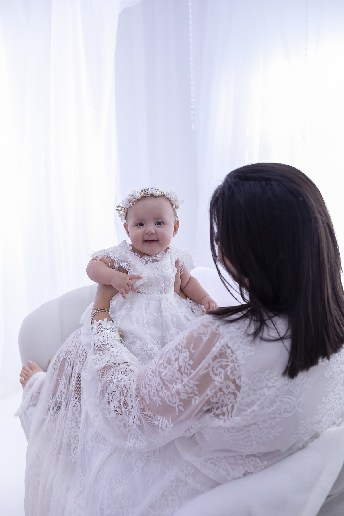 Ensaio de Dia das Mães em estúdio. Fotógrafo em Londrina especializado em ensaios de família, bebês e crianças. Momento registrado pela fotógrafa Giscellayne.