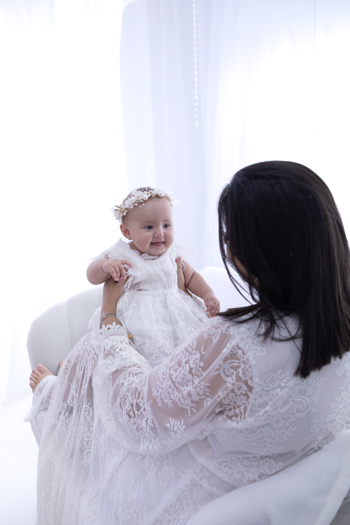 Ensaio de Dia das Mães em estúdio. Fotógrafo em Londrina especializado em ensaios de família, bebês e crianças. Momento registrado pela fotógrafa Giscellayne.