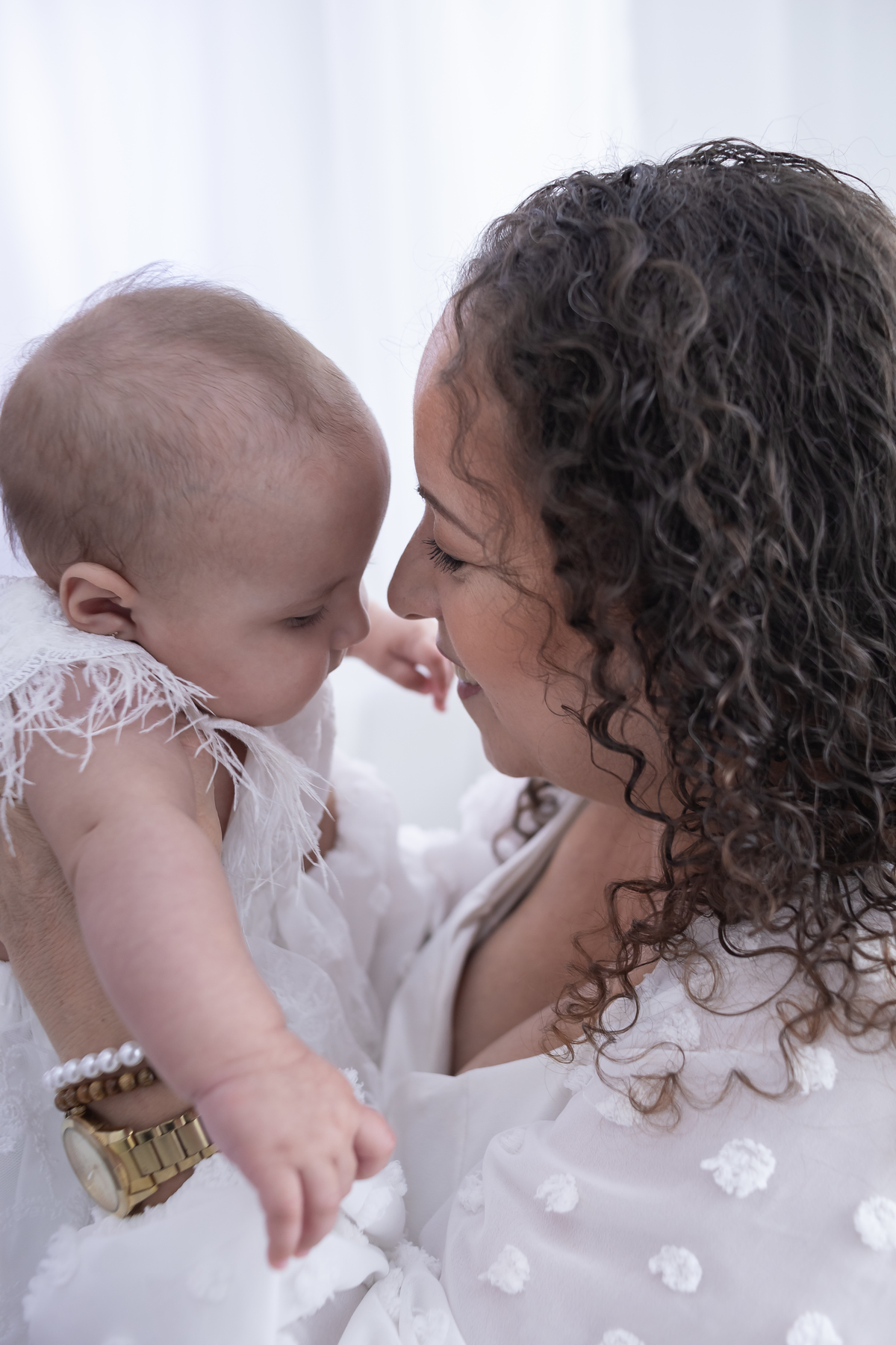 Ensaio de Dia das Mães em estúdio. Fotógrafo em Londrina especializado em ensaios de família, bebês e crianças. Momento registrado pela fotógrafa Giscellayne.