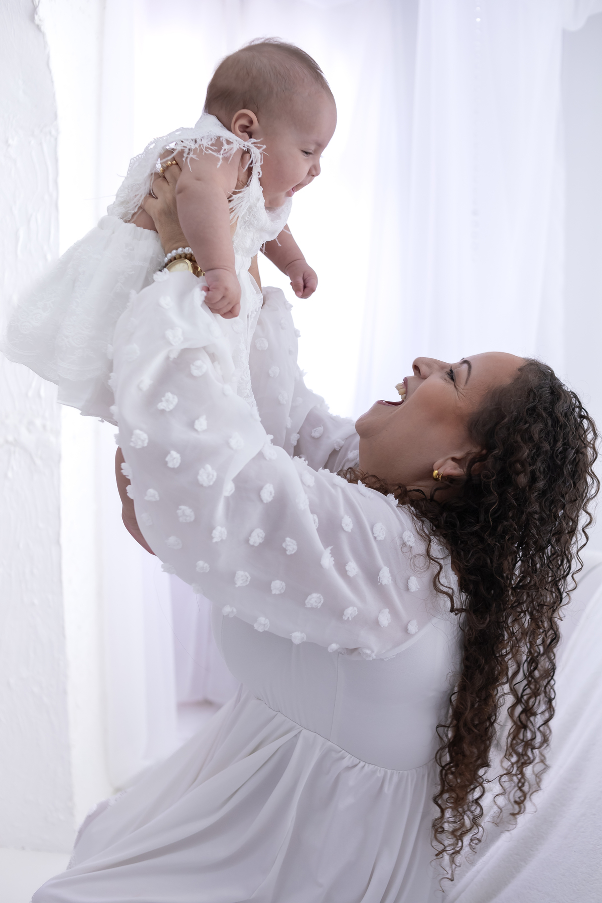 Ensaio de Dia das Mães em estúdio. Fotógrafo em Londrina especializado em ensaios de família, bebês e crianças. Momento registrado pela fotógrafa Giscellayne.