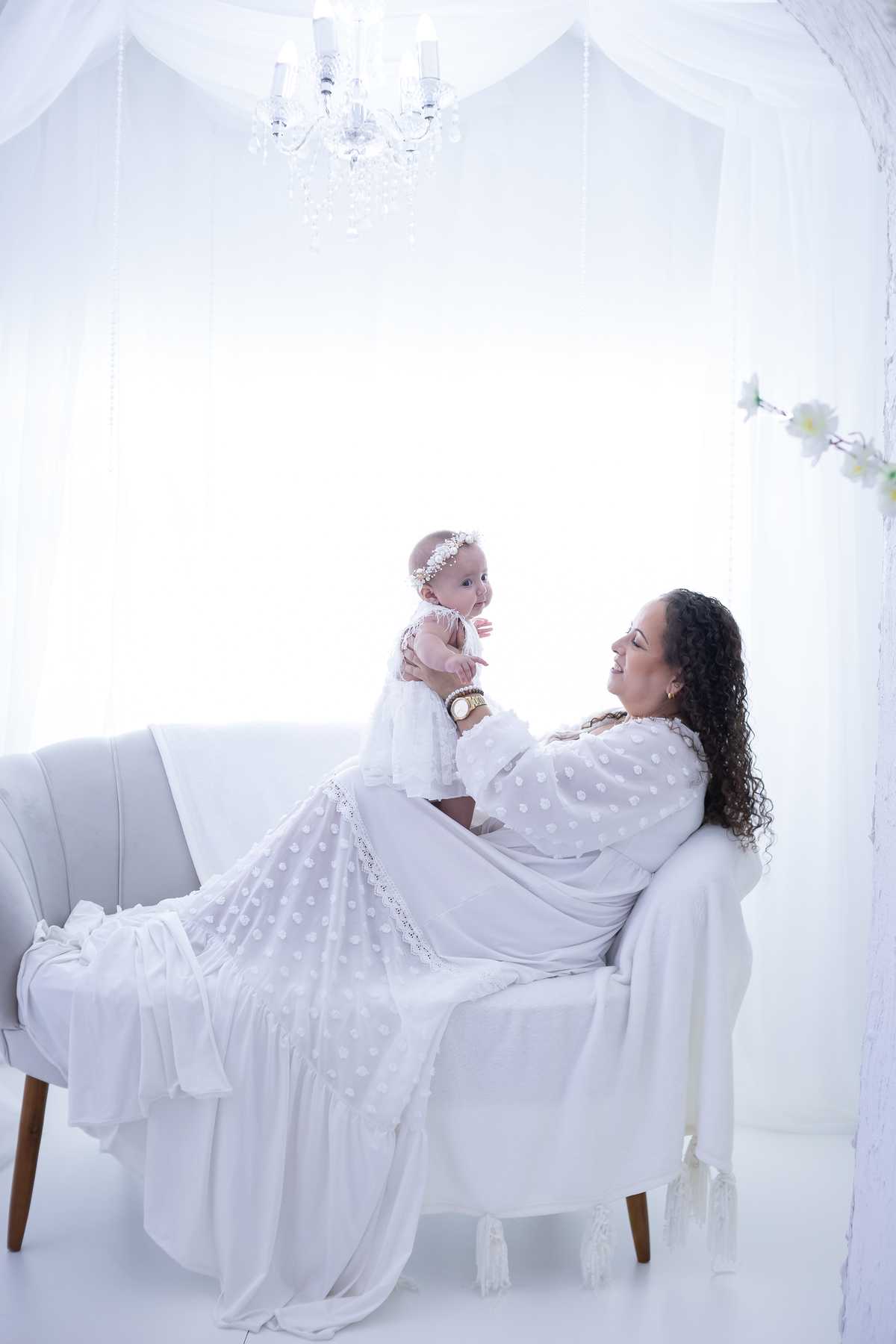 Ensaio de Dia das Mães em estúdio. Fotógrafo em Londrina especializado em ensaios de família, bebês e crianças. Momento registrado pela fotógrafa Giscellayne.