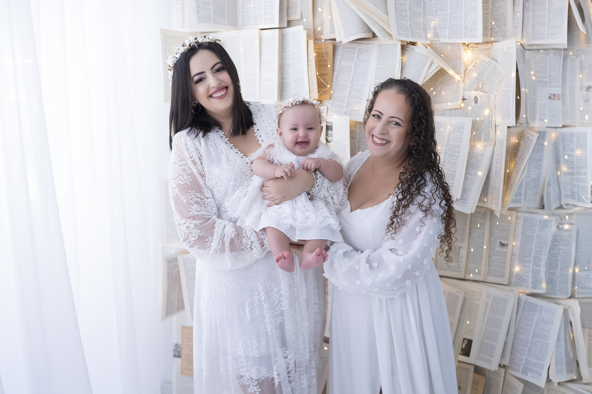 Ensaio de Dia das Mães em estúdio. Fotógrafo em Londrina especializado em ensaios de família, bebês e crianças. Momento registrado pela fotógrafa Giscellayne.