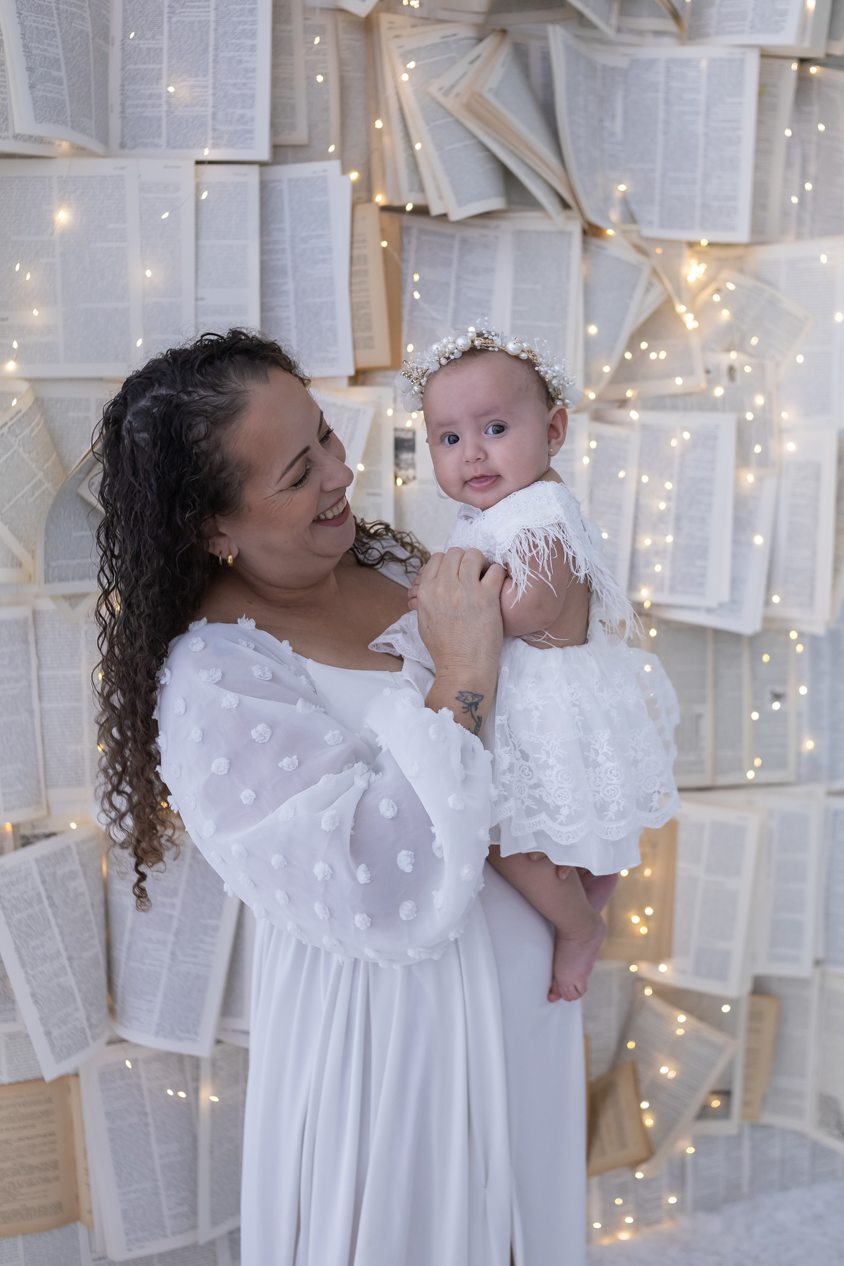 Ensaio de Dia das Mães em estúdio. Fotógrafo em Londrina especializado em ensaios de família, bebês e crianças. Momento registrado pela fotógrafa Giscellayne.