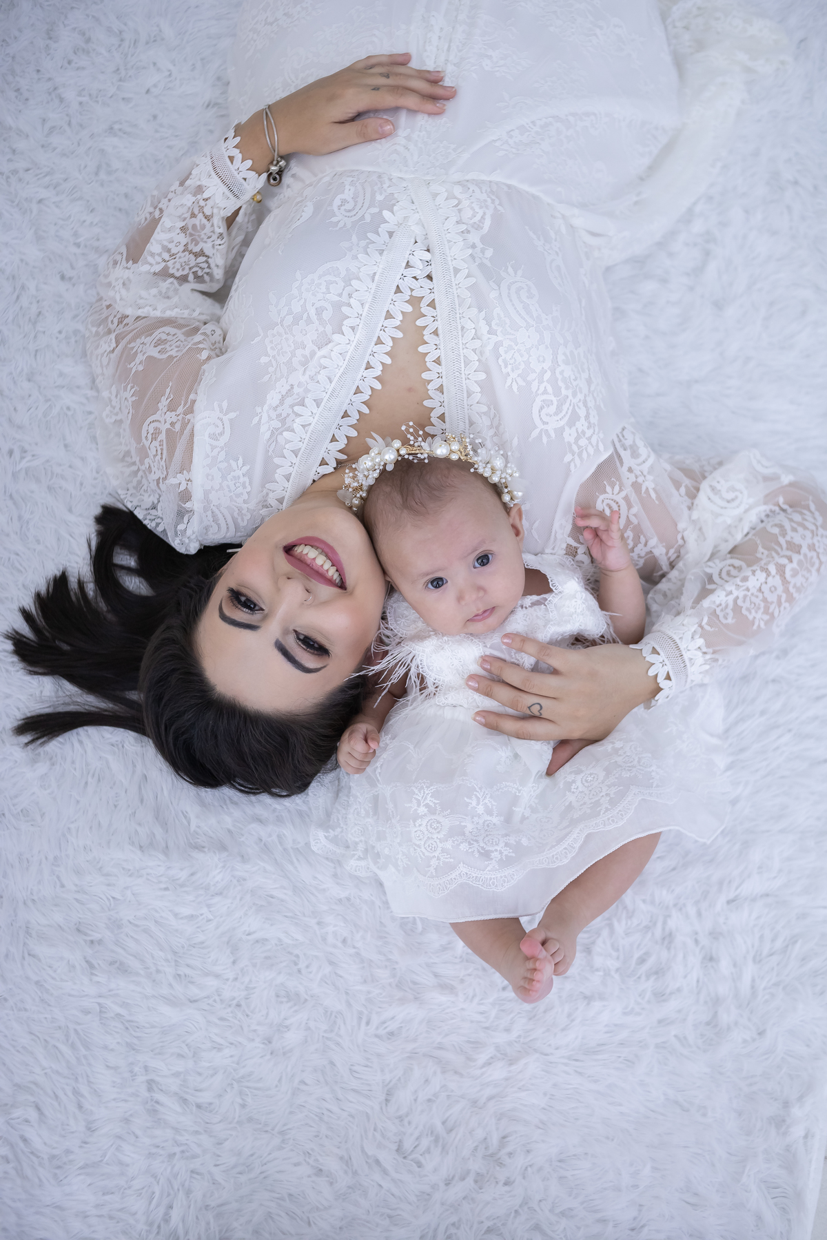 Ensaio de Dia das Mães em estúdio. Fotógrafo em Londrina especializado em ensaios de família, bebês e crianças. Momento registrado pela fotógrafa Giscellayne.