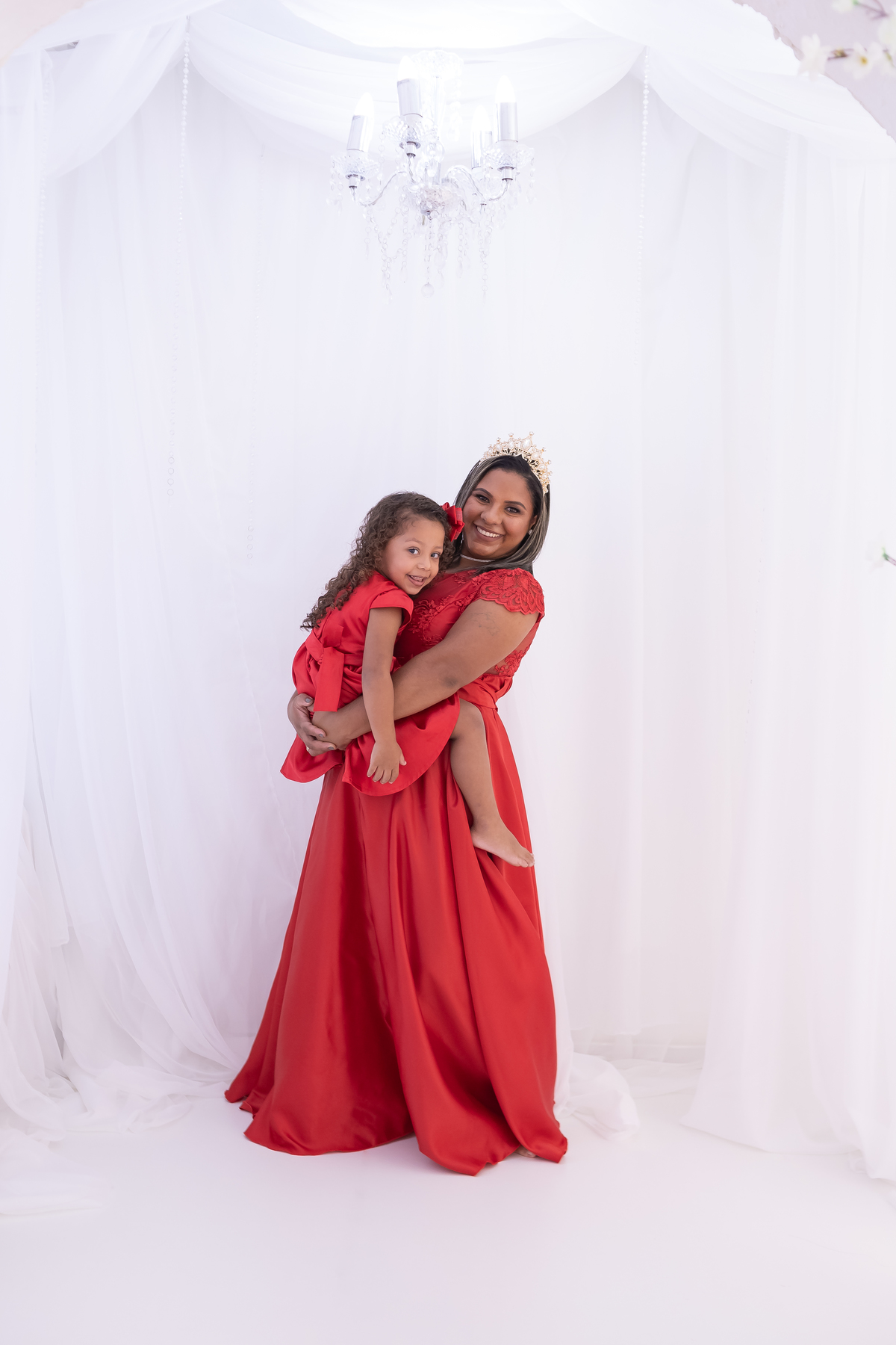 Ensaio de Dia das Mães em estúdio. Fotógrafo em Londrina especializado em ensaios de família, bebês e crianças. Momento registrado pela fotógrafa Giscellayne.