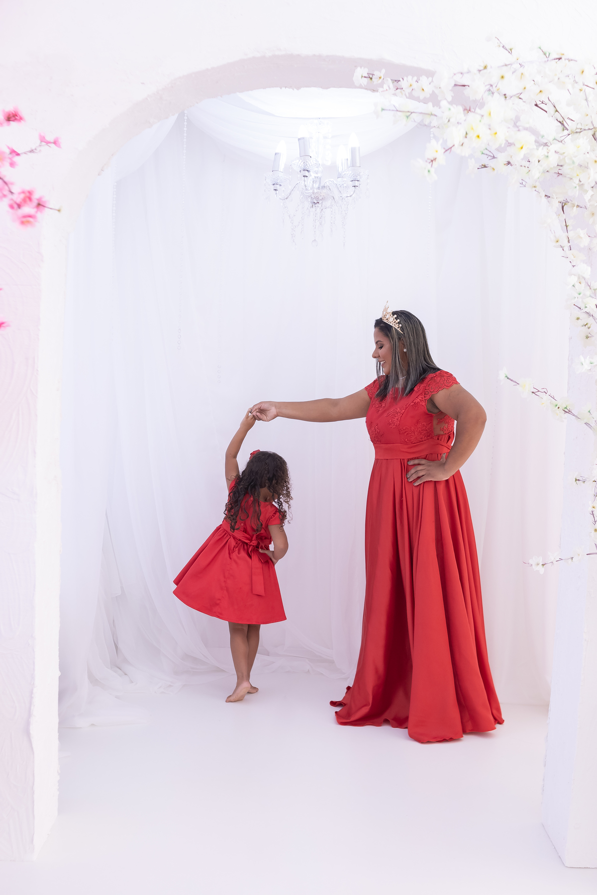 Ensaio de Dia das Mães em estúdio. Fotógrafo em Londrina especializado em ensaios de família, bebês e crianças. Momento registrado pela fotógrafa Giscellayne.