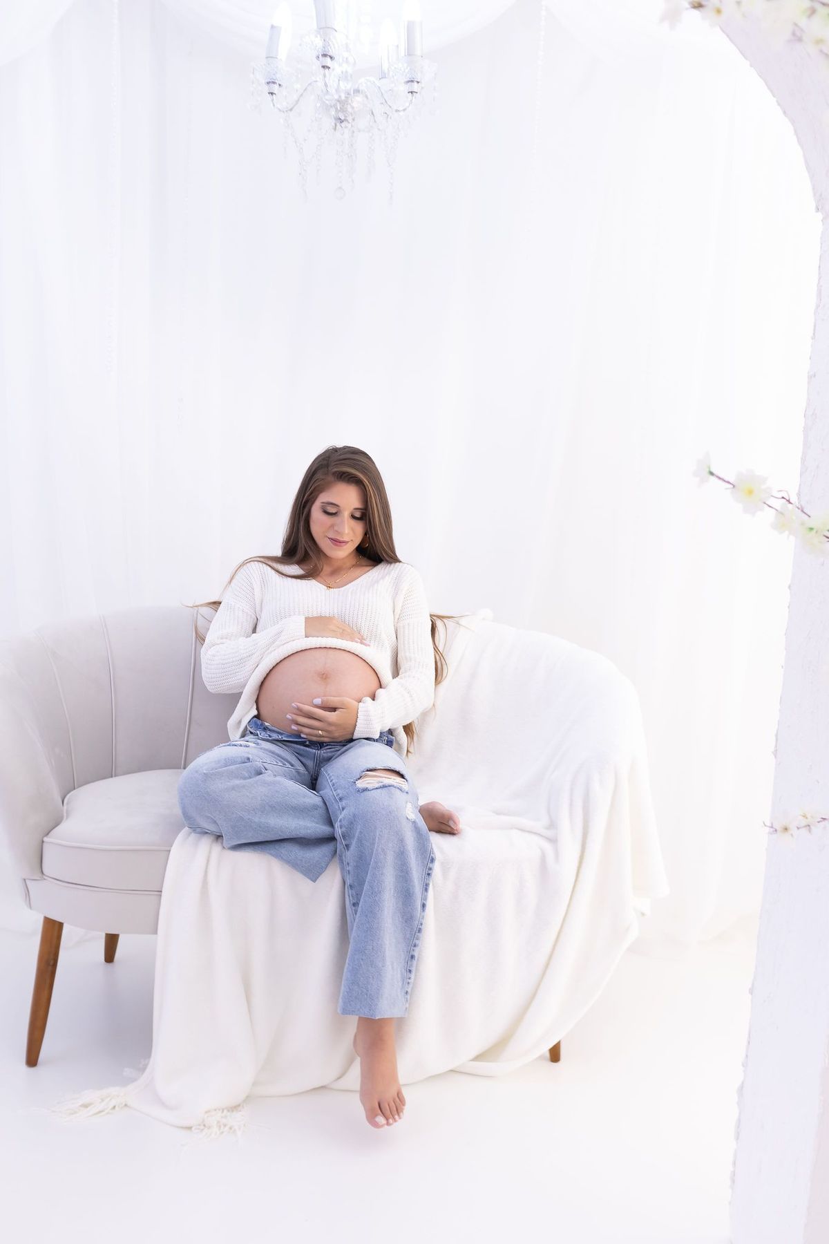 Ensaio de gestante em estúdio. Fotógrafo em Londrina especializado em ensaios de família, bebês e crianças. Momento registrado pela fotógrafa Giscellayne.