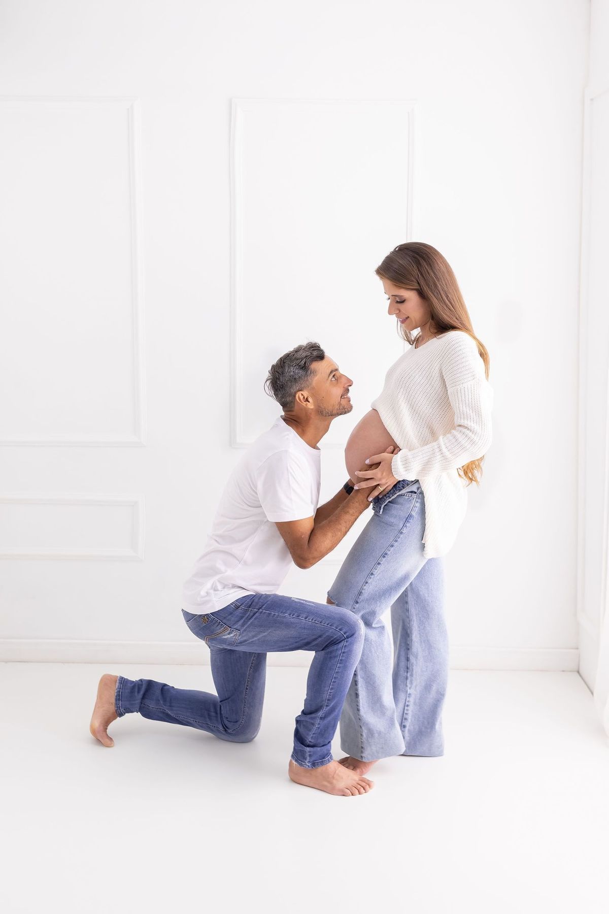 Ensaio de gestante em estúdio. Fotógrafo em Londrina especializado em ensaios de família, bebês e crianças. Momento registrado pela fotógrafa Giscellayne.