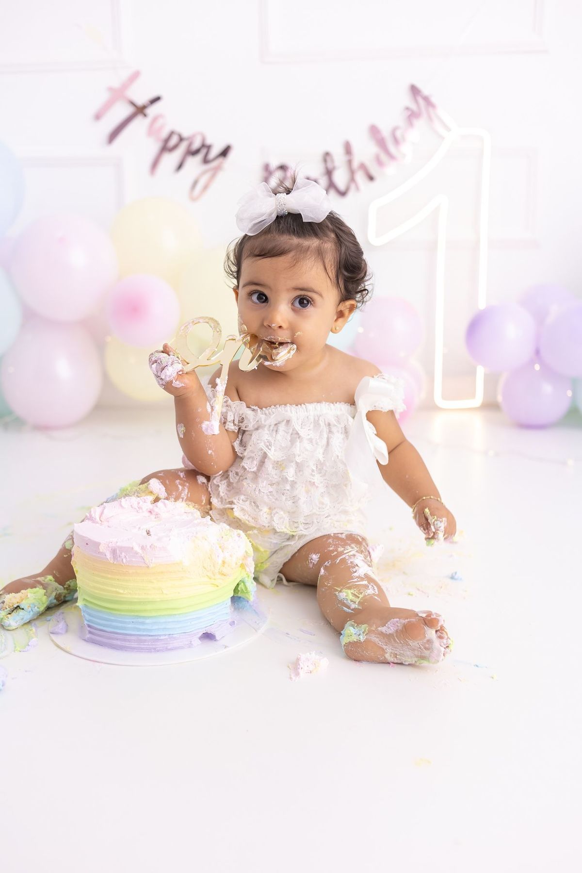 Ensaio de smash the cake em estúdio. Fotógrafo em Londrina especializado em ensaios de família, bebês e crianças. Momento registrado pela fotógrafa Giscellayne.