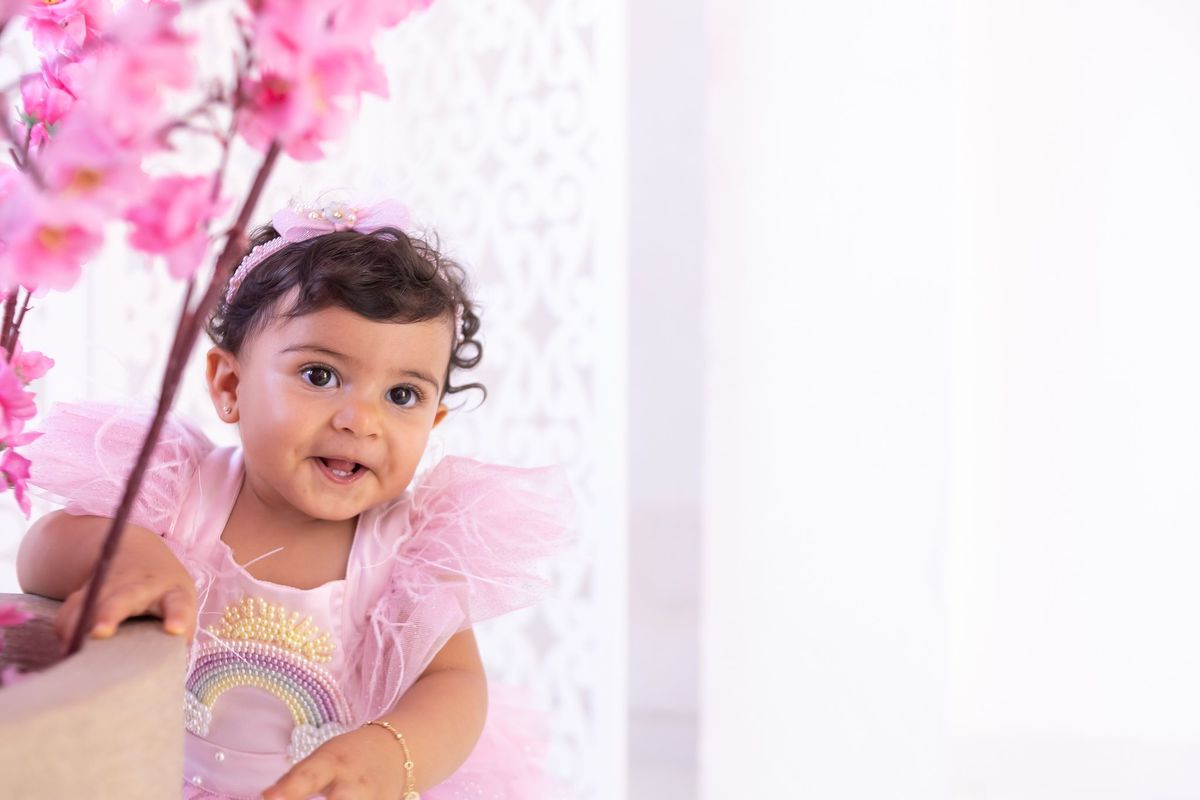 Ensaio de smash the cake em estúdio. Fotógrafo em Londrina especializado em ensaios de família, bebês e crianças. Momento registrado pela fotógrafa Giscellayne.