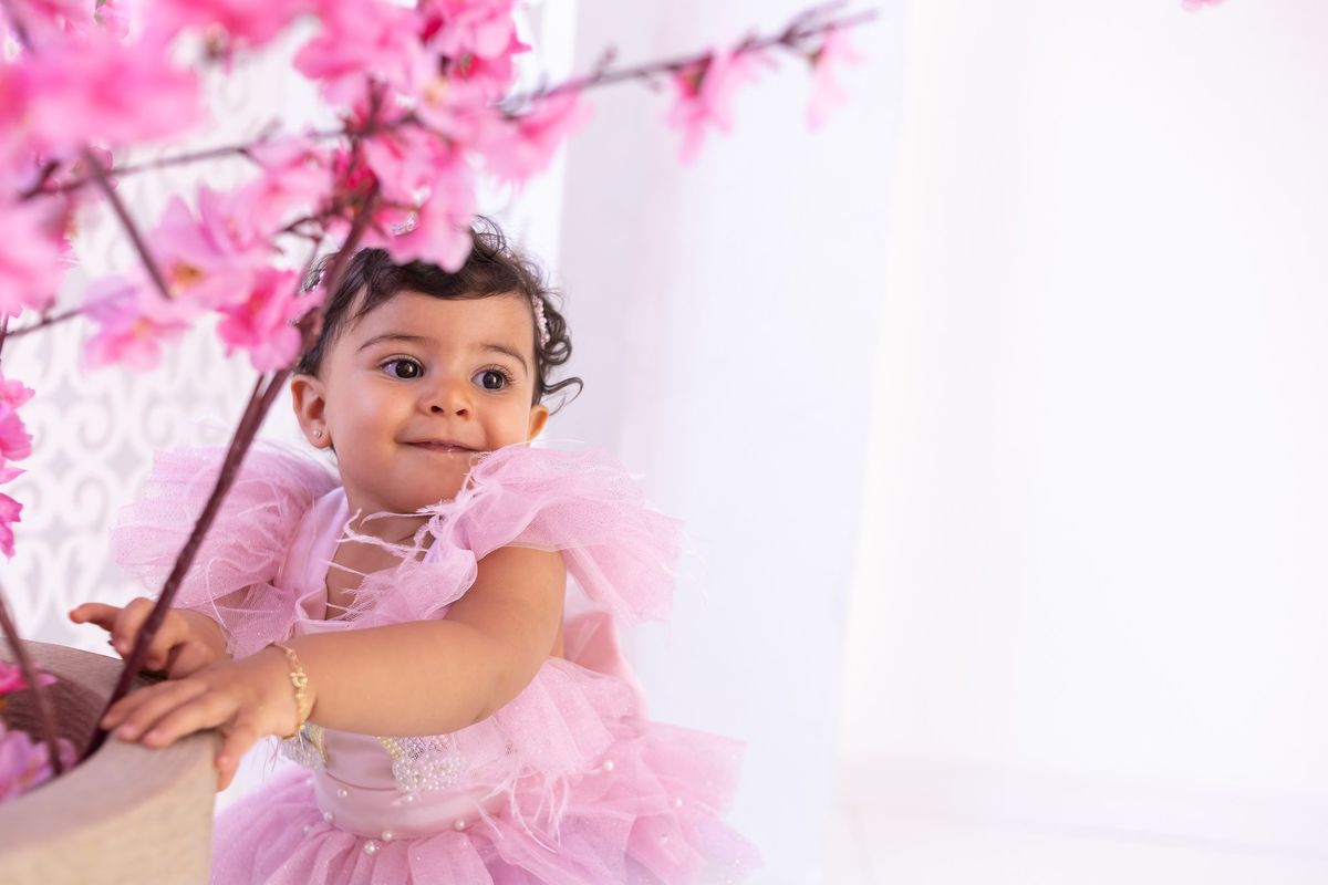 Ensaio de smash the cake em estúdio. Fotógrafo em Londrina especializado em ensaios de família, bebês e crianças. Momento registrado pela fotógrafa Giscellayne.