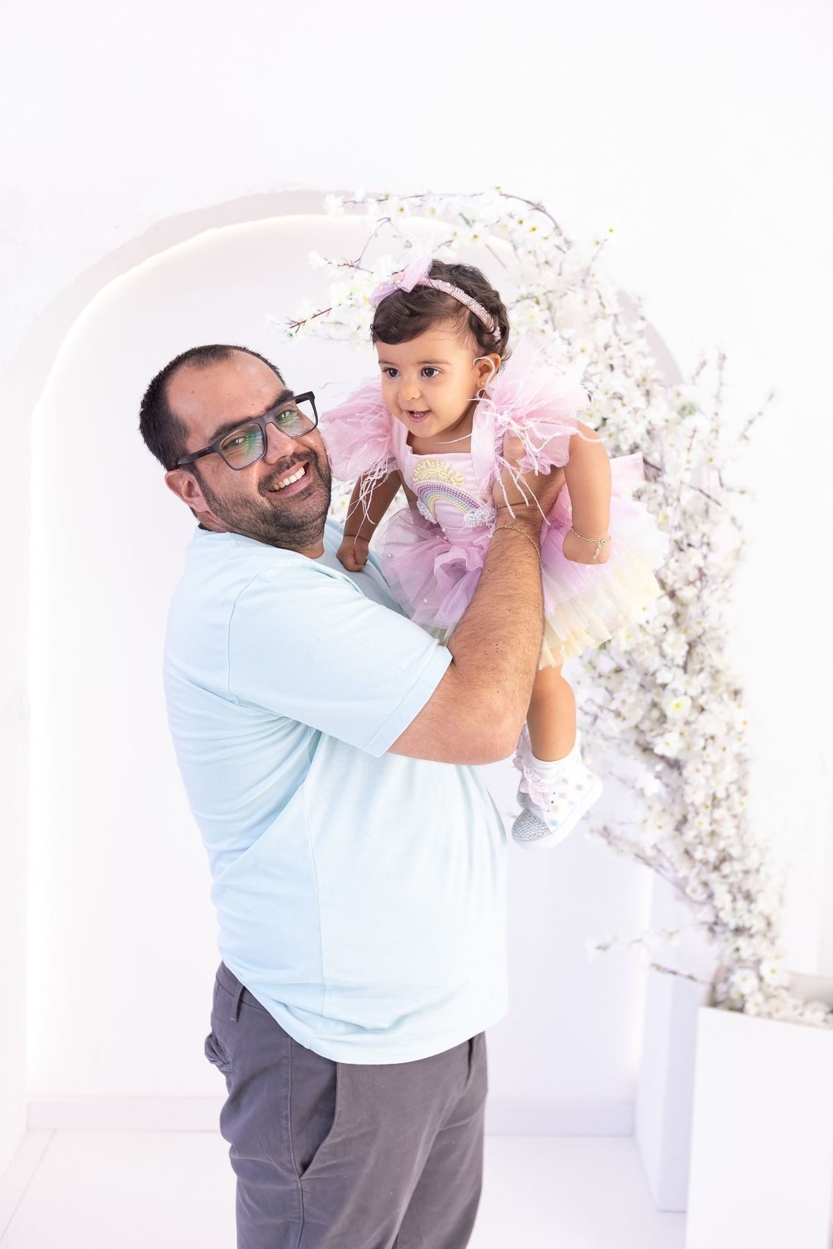 Ensaio de smash the cake em estúdio. Fotógrafo em Londrina especializado em ensaios de família, bebês e crianças. Momento registrado pela fotógrafa Giscellayne.