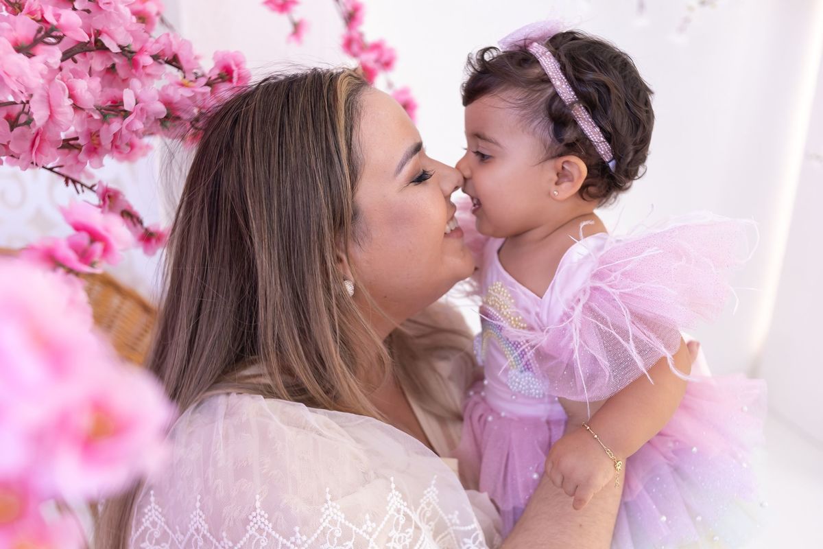 Ensaio de smash the cake em estúdio. Fotógrafo em Londrina especializado em ensaios de família, bebês e crianças. Momento registrado pela fotógrafa Giscellayne.