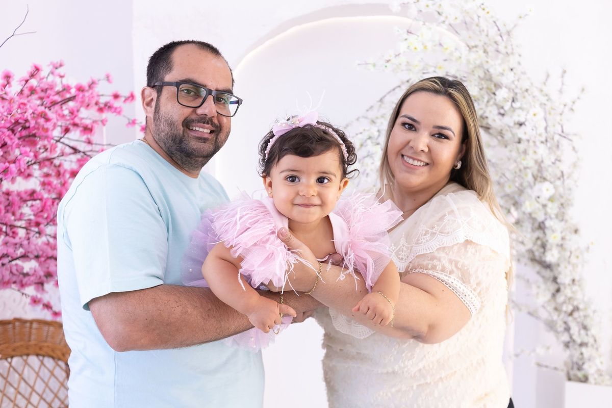 Ensaio de smash the cake em estúdio. Fotógrafo em Londrina especializado em ensaios de família, bebês e crianças. Momento registrado pela fotógrafa Giscellayne.
