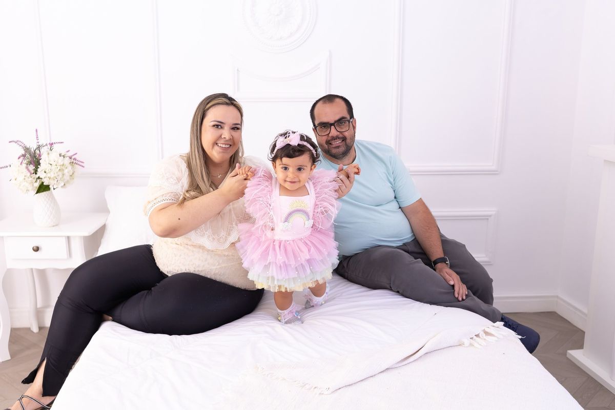 Ensaio de smash the cake em estúdio. Fotógrafo em Londrina especializado em ensaios de família, bebês e crianças. Momento registrado pela fotógrafa Giscellayne.