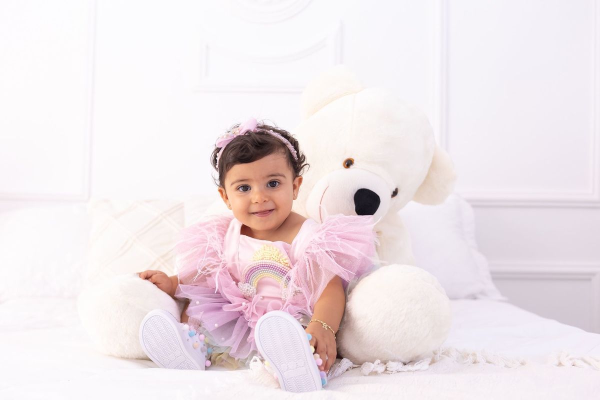 Ensaio de smash the cake em estúdio. Fotógrafo em Londrina especializado em ensaios de família, bebês e crianças. Momento registrado pela fotógrafa Giscellayne.