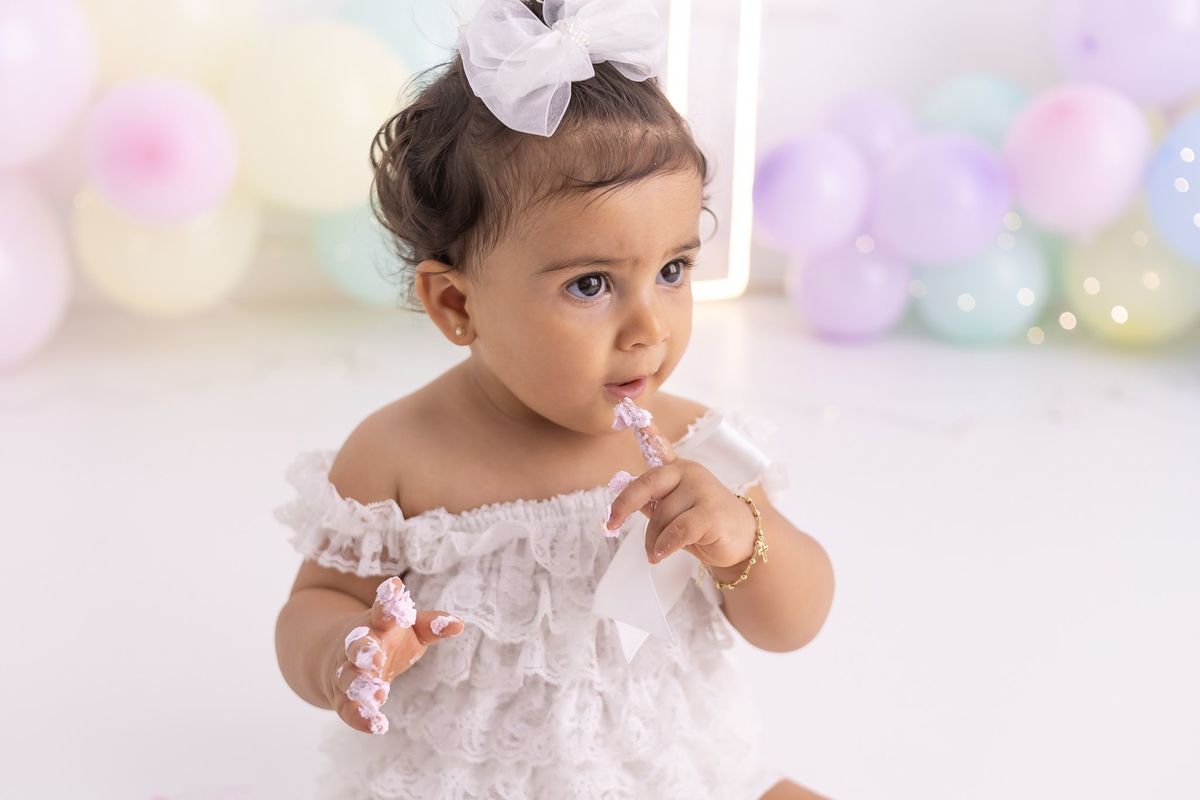 Ensaio de smash the cake em estúdio. Fotógrafo em Londrina especializado em ensaios de família, bebês e crianças. Momento registrado pela fotógrafa Giscellayne.