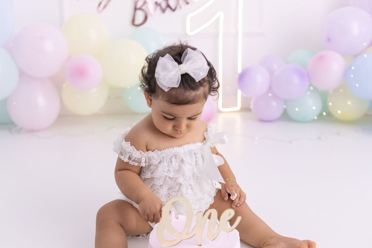 Ensaio de smash the cake em estúdio. Fotógrafo em Londrina especializado em ensaios de família, bebês e crianças. Momento registrado pela fotógrafa Giscellayne.