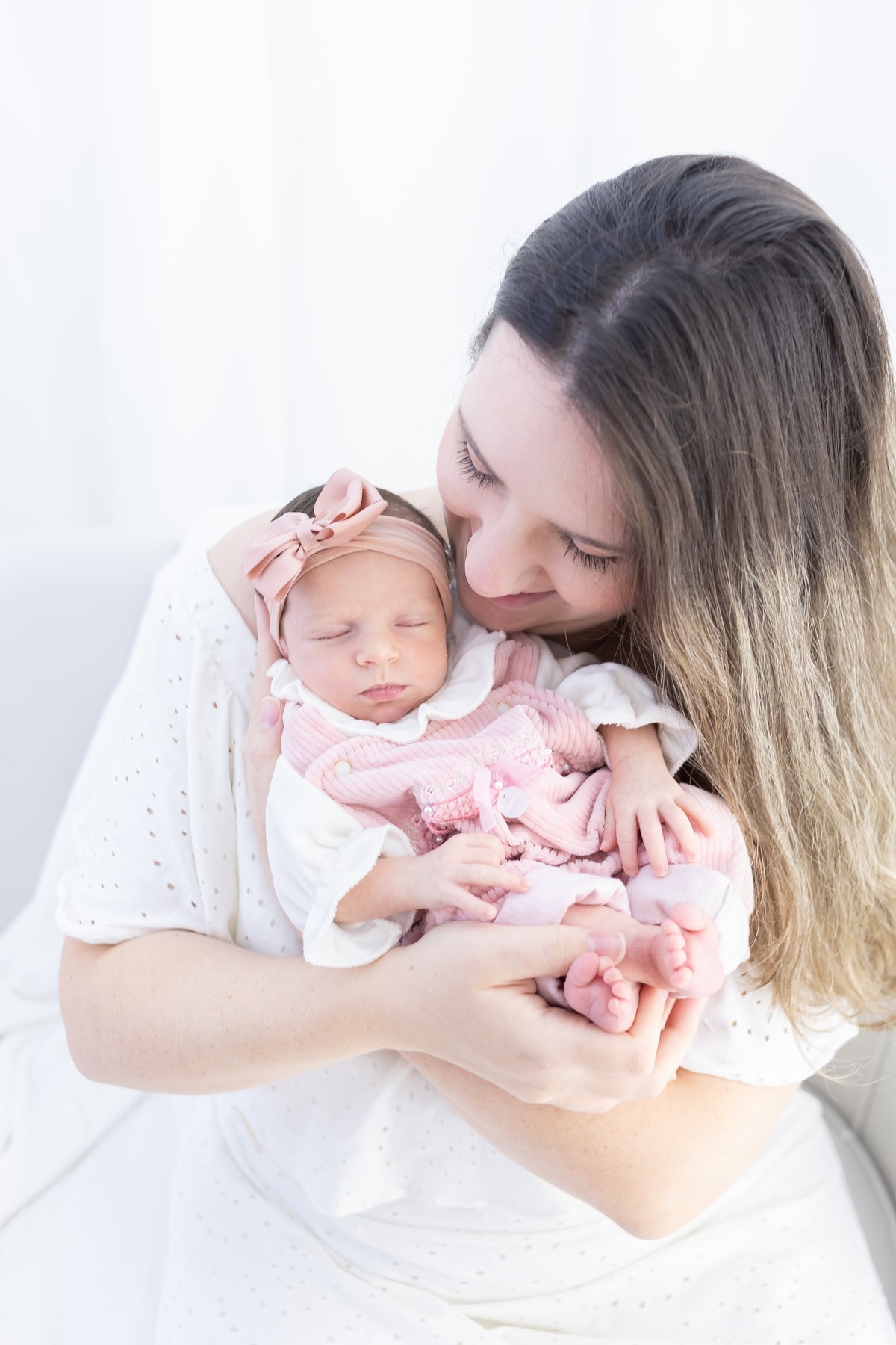 Ensaio de newborn em estudio. Fotografo em londrina especializado em ensaios de bebes e crianças. Momento registrado pela fotografa Giscellayne.