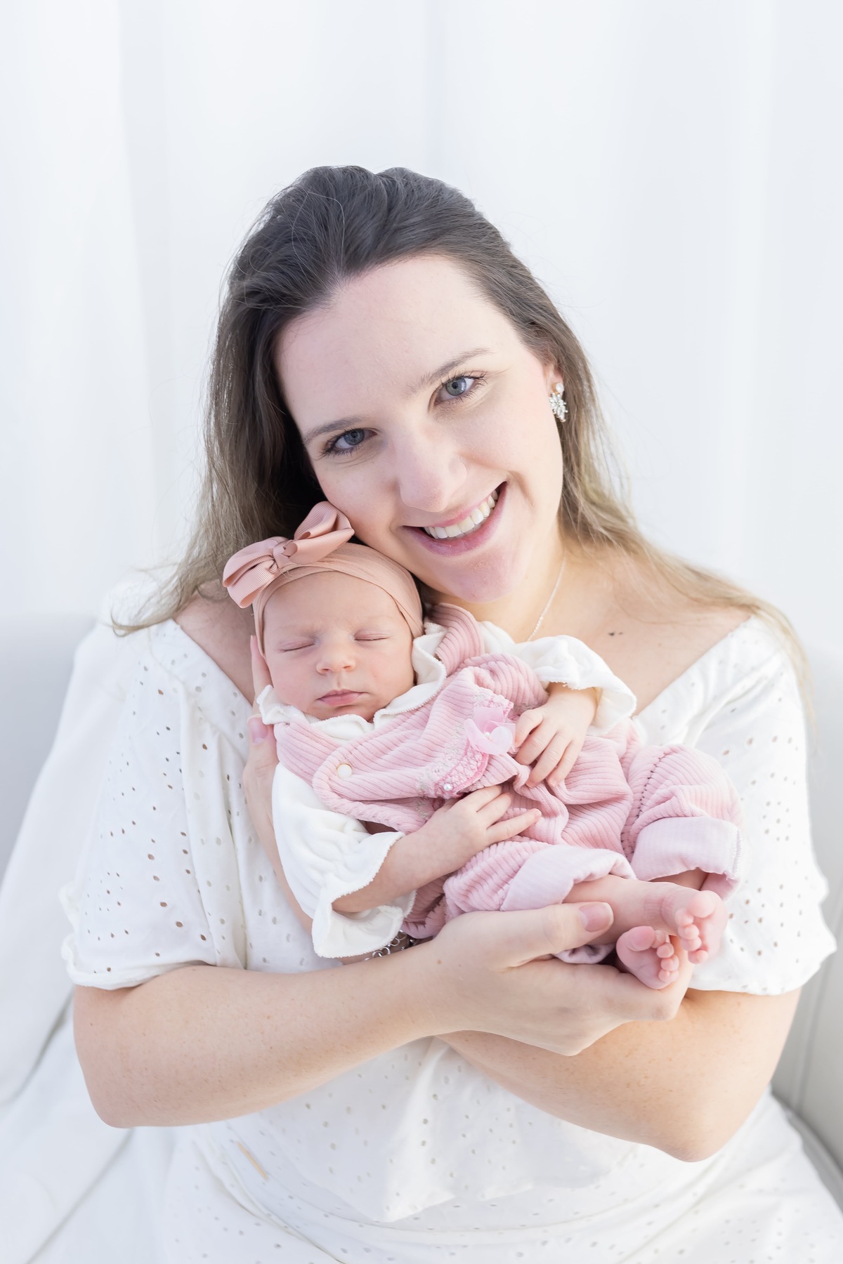 Ensaio de newborn em estudio. Fotografo em londrina especializado em ensaios de bebes e crianças. Momento registrado pela fotografa Giscellayne.