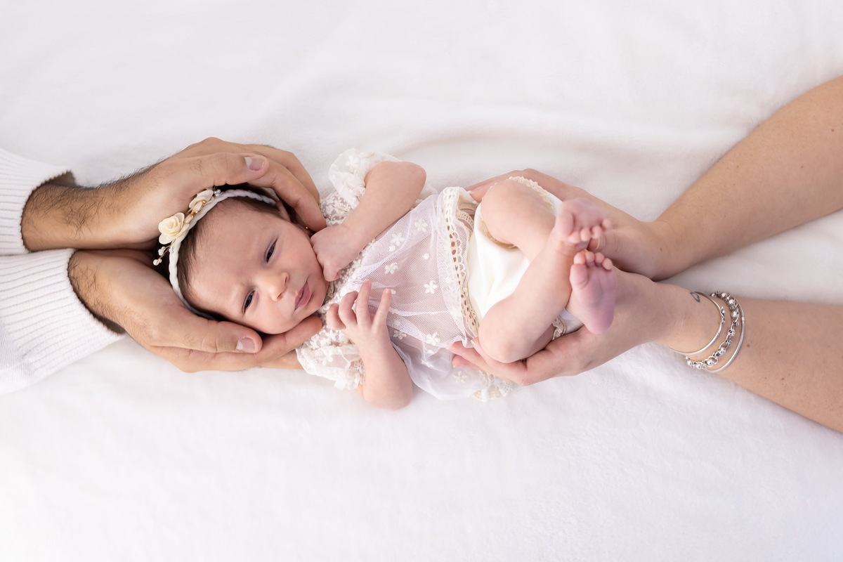 Ensaio de newborn em estudio. Fotografo em londrina especializado em ensaios de bebes e crianças. Momento registrado pela fotografa Giscellayne.