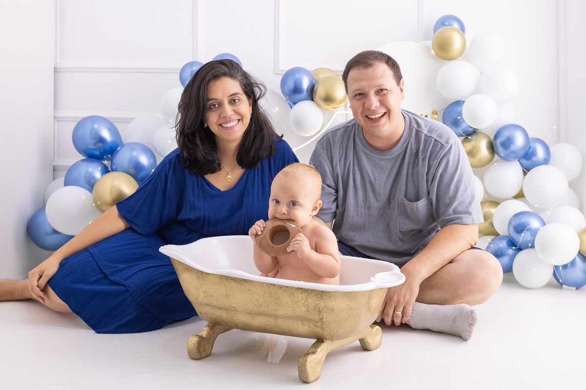 Ensaio Smash the cake em estudio. Fotografo em londrina especializado em ensaios de bebes e crianças. Momento registrado pela fotografa Giscellayne